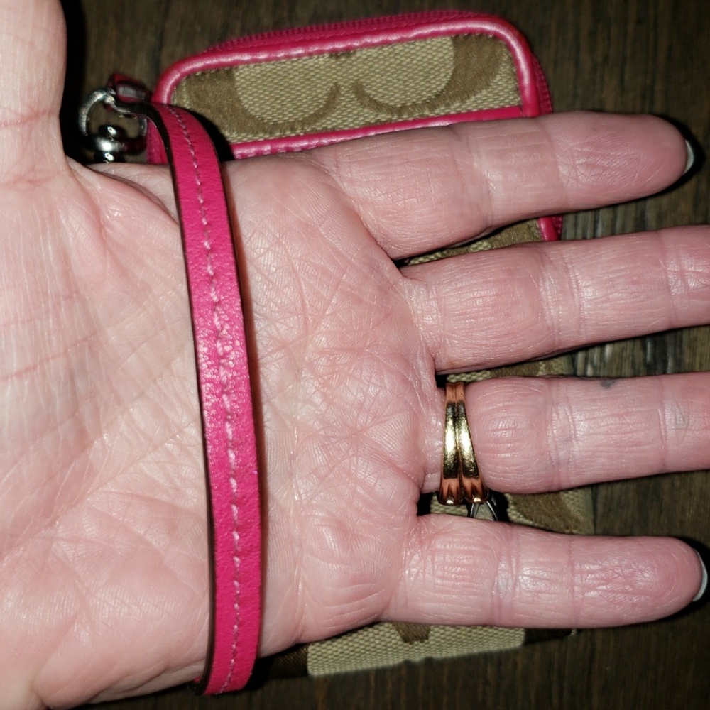 New Coach Wristlet - Picture 8 of 8